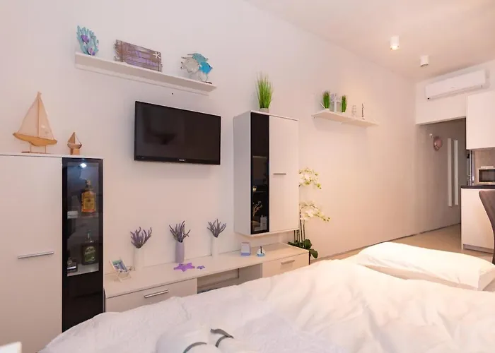 Jolara With Heated Pool Apartment *