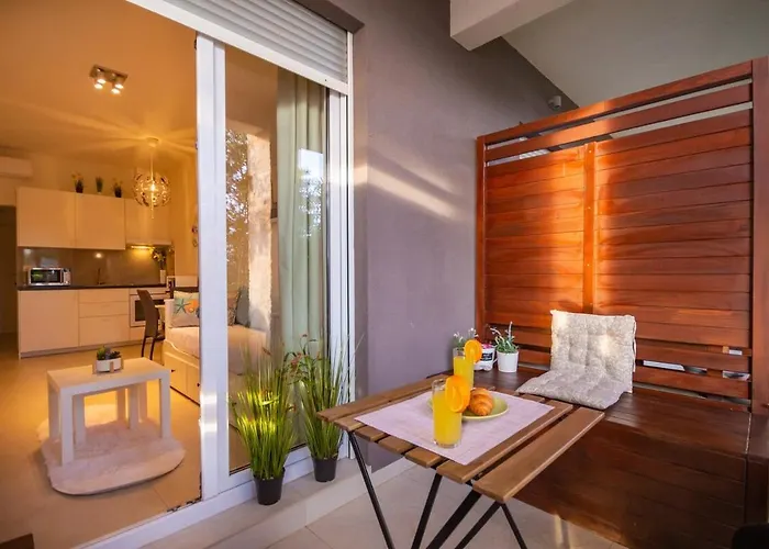 Jolara With Heated Pool Apartment