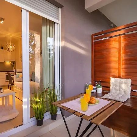 Jolara With Heated Pool شقة